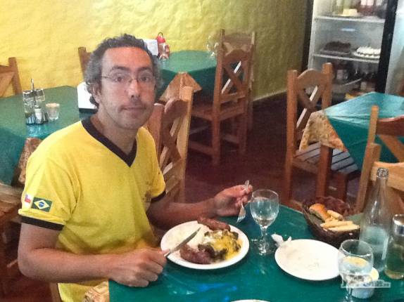 Almoçando no delicioso restaurante Fay-fay, na cidade de Carmelo, às margens do rio Uruguay, no sudoeste do país